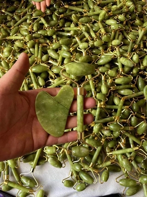 100% প্রাকৃতিক Xiuyan পাথর Jade রোলার Gua Sha মুখ উত্তোলন এবং ত্বক টান জন্য সেট